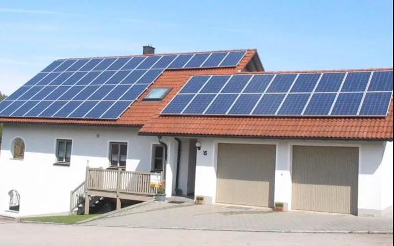 户用光伏电站如何清洗太阳能板?