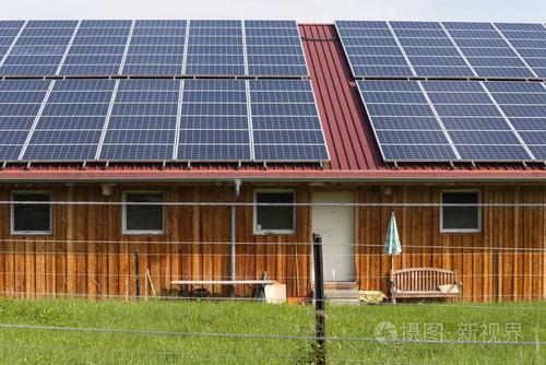 7月炎热的夏天, 德国南部农村一座农村建筑的屋顶上的太阳能电池板